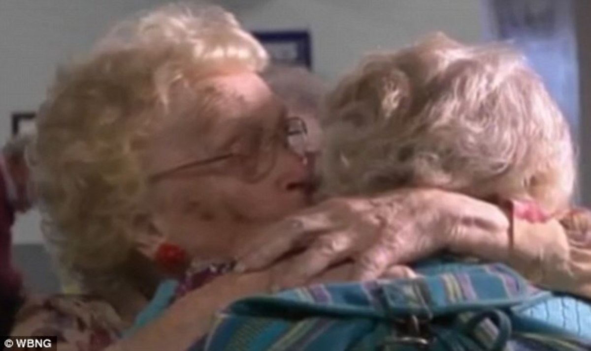 Μητέρα και κόρη αγκαλιάστηκαν ξανά μετά από 82 χρόνια! (BINTEO)