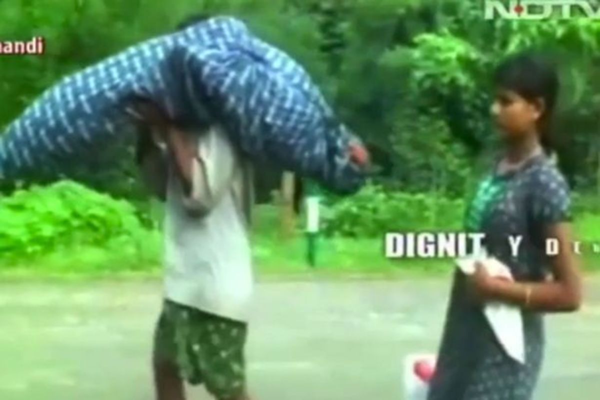 Σπαρακτικό! Κουβαλούσε το πτώμα της γυναίκας του 10 χιλιόμετρα – Έκλαιγε δίπλα του η κόρη τους [vid]