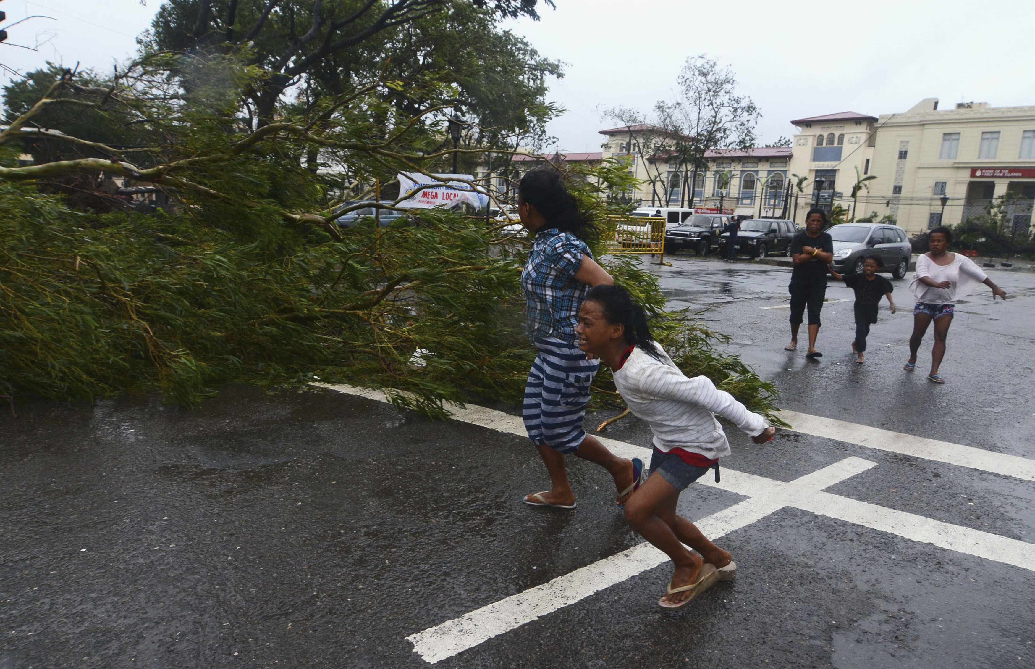 Τρεις νεκροί από τον τυφώνα Χαϊγιάν που σαρώνει τις Φιλιππίνες (ΦΩΤΟ)