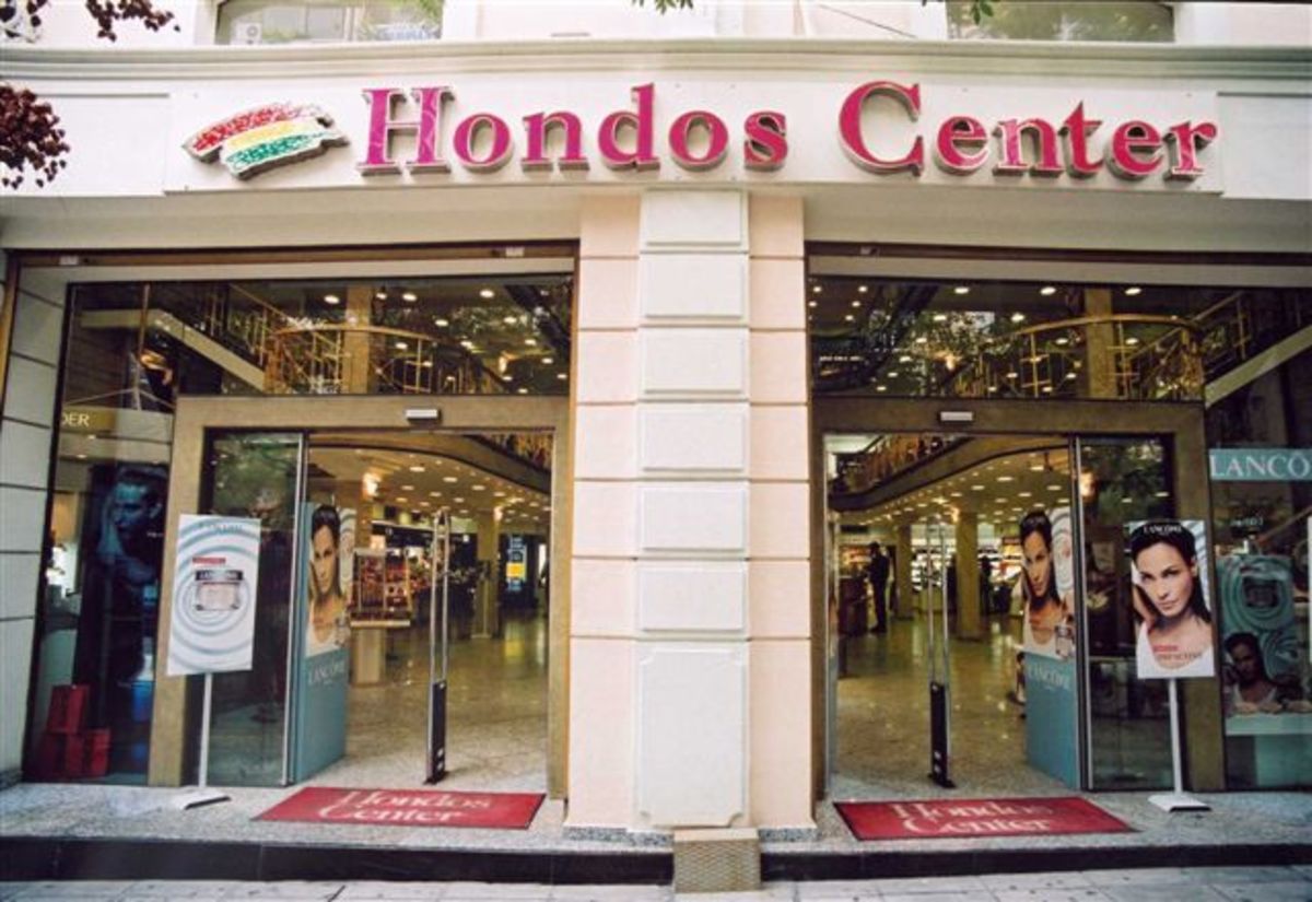 Τα Hondos Center βγάζουν κλέφτρα την αδερφή του Αλαβάνου