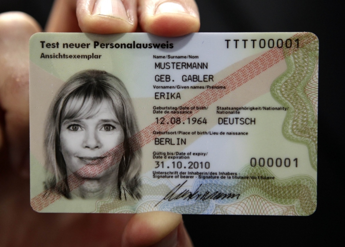 Αυτή είναι η γερμανική κάρτα του πολίτη. Σε αυτό θα βασιστεί και η ελληνική εκδοχή της Κάρτας του Πολίτη. ΦΩΤΟ REUTERS