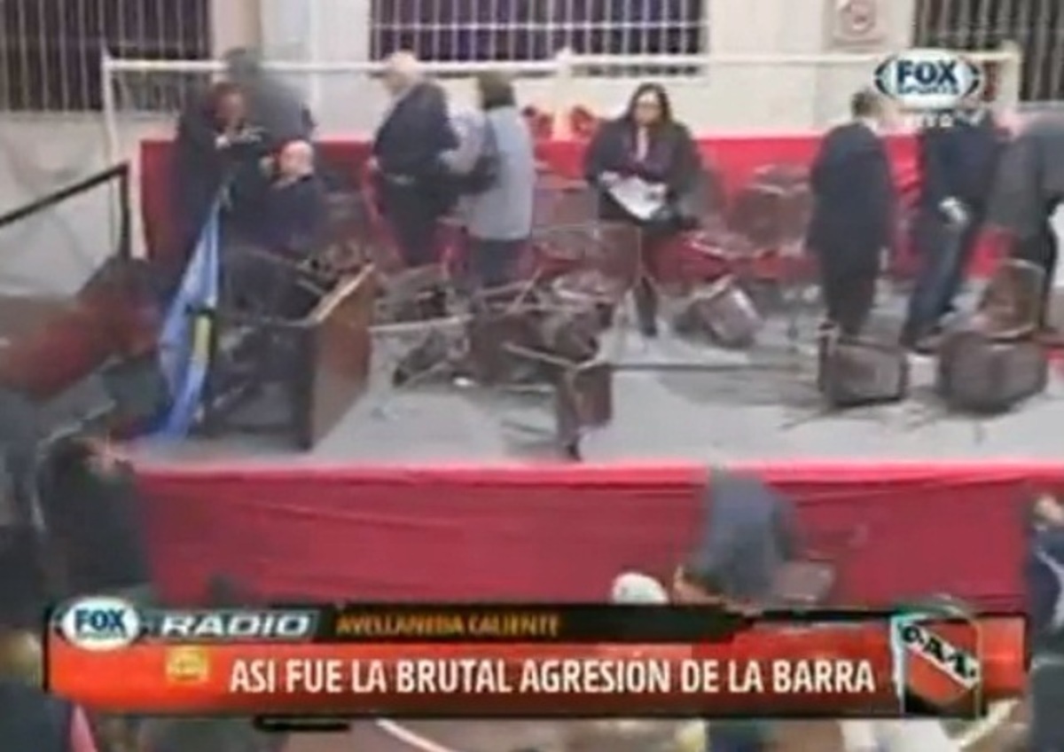 Έβρεξε…καρέκλες στην Ιντεπεντιέντε – Επιτέθηκαν στην διοίκηση της ομάδας (VIDEO)