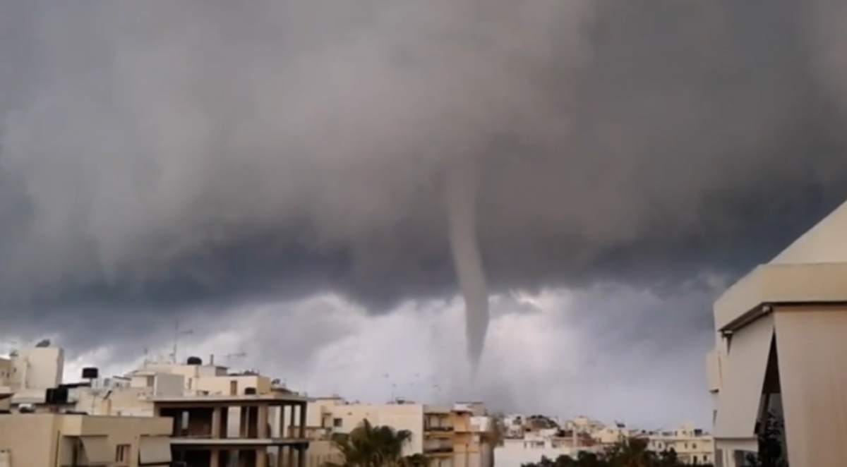 Βίντεο: Υδροστόβιλος χτύπησε την Κρήτη!