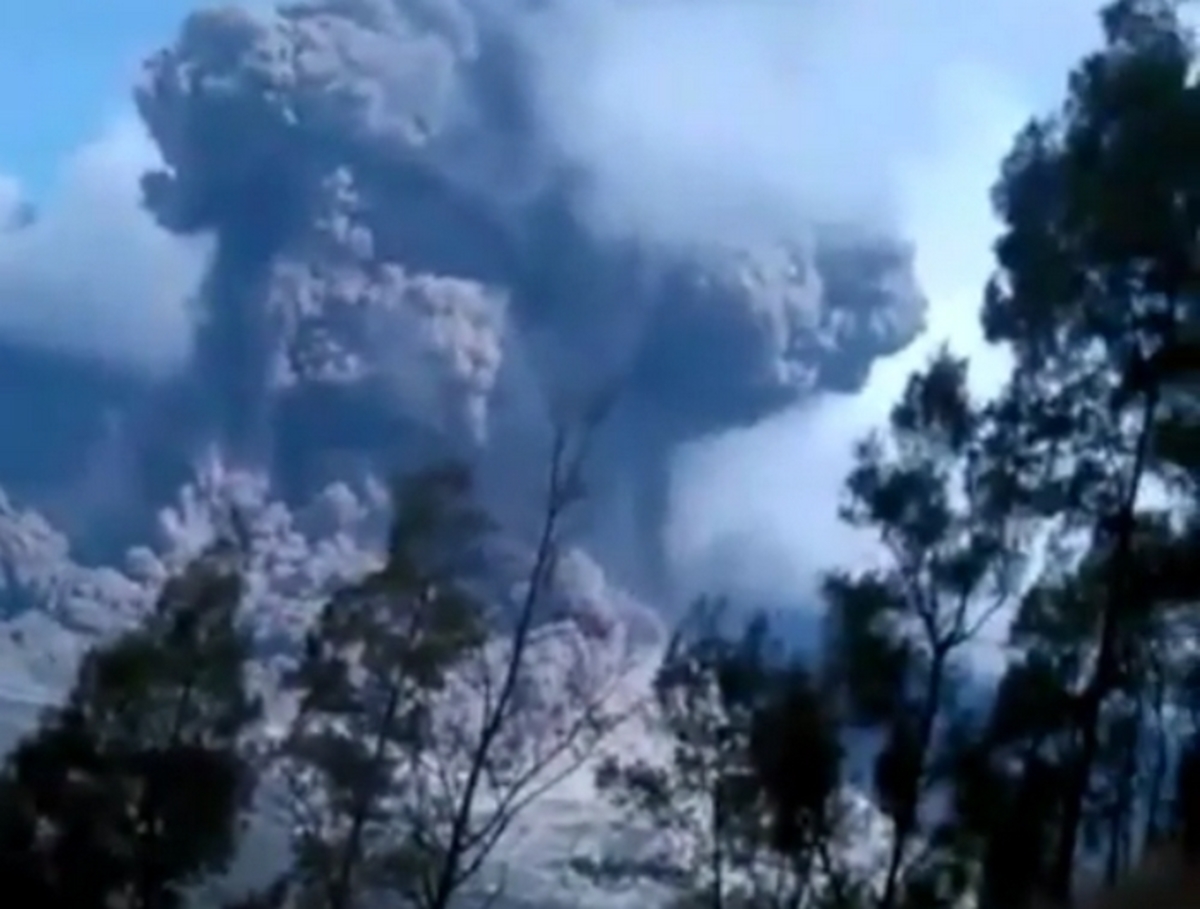 Πανικός στην Ινδονησία! Αγνοούνται 389 τουρίστες μετά την έκρηξη ηφαιστείου [pics, vids]