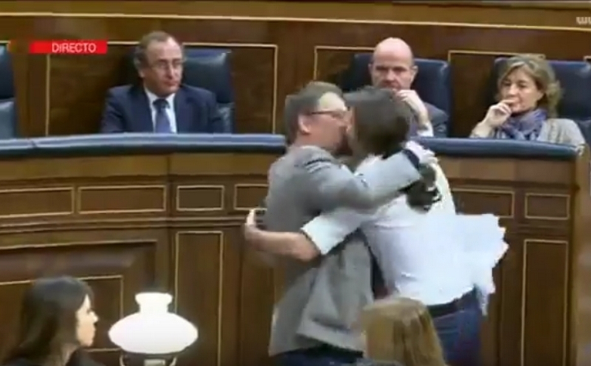 Με ένα φιλί στο στόμα ευχαρίστησε βουλευτή του ο Ιγκλέσιας των Podemos (ΒΙΝΤΕΟ)