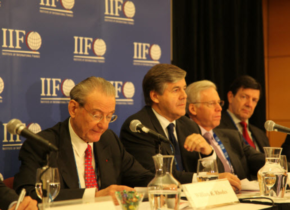 Το IIF ”κούρεψε” την αισιοδοξία του Στουρνάρα