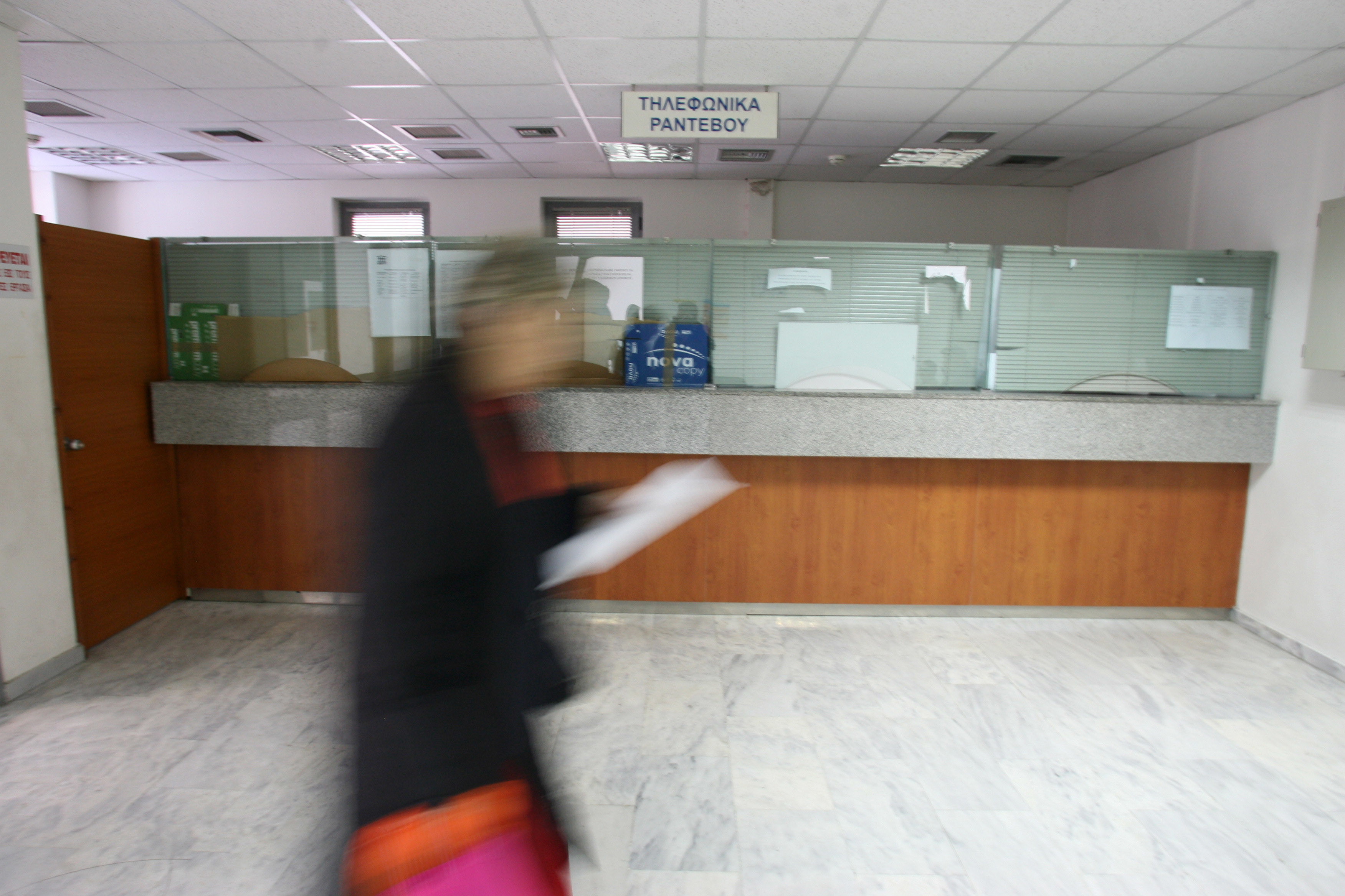 Η κυβέρνηση προανήγγειλε και νέα μείωση στις ασφαλιστικές εισφορές – Το σχέδιο για τις κάρτες ανεργίας