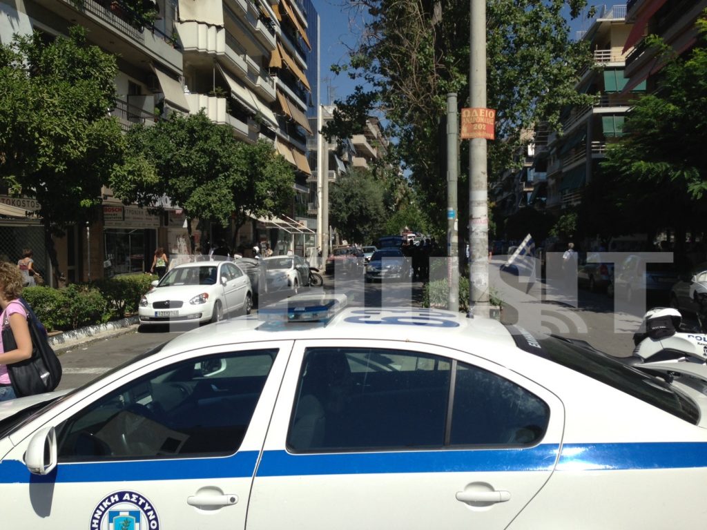 Περιπολικά απέκλεισαν την περιοχή κοντά στο ΙΚΑ Καλλιθέας ΦΩΤΟ NEWSIT