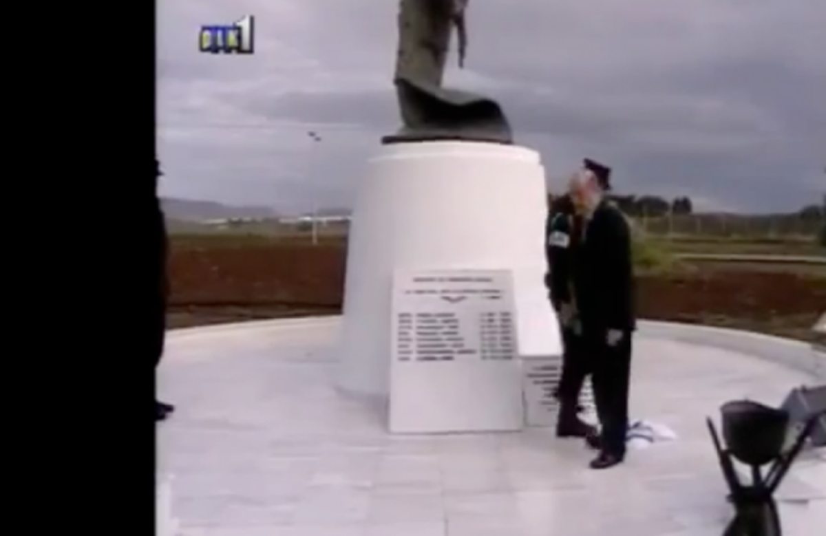 ΒΙΝΤΕΟ: Πέταξε τη σημαία …σαν κουρελόπανο. Ο υπ.Άμυνας της Κύπρου