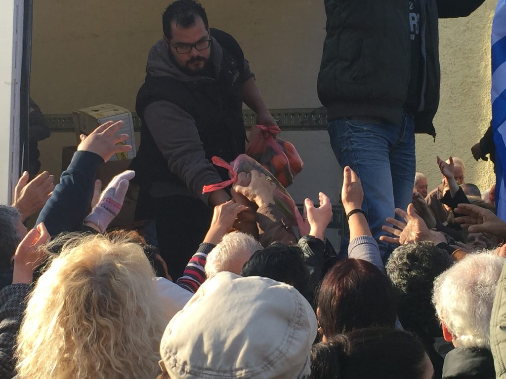 Κολωνός:Ουρές για δωρεάν τρόφιμα