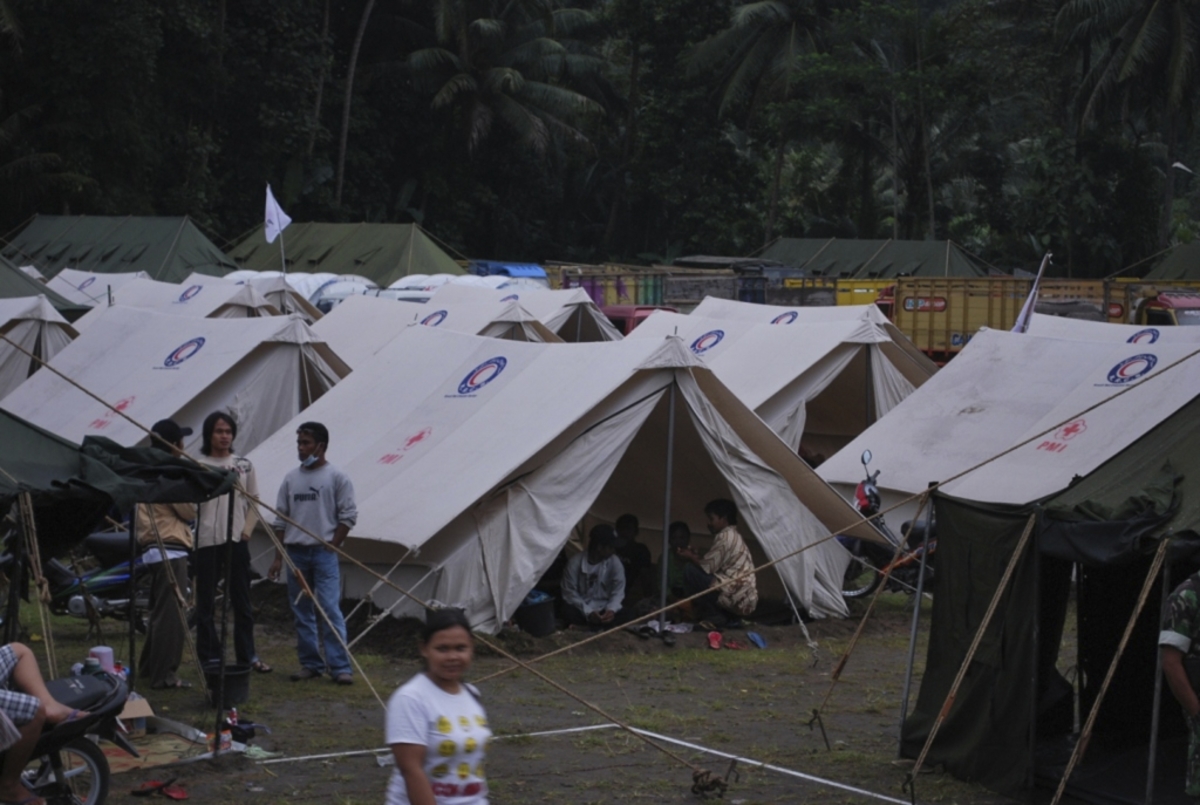 Θρήνος στην Ινδονησία – Σβηνουν οι ελπίδες για τους εκατοντάδες αγνοούμενους