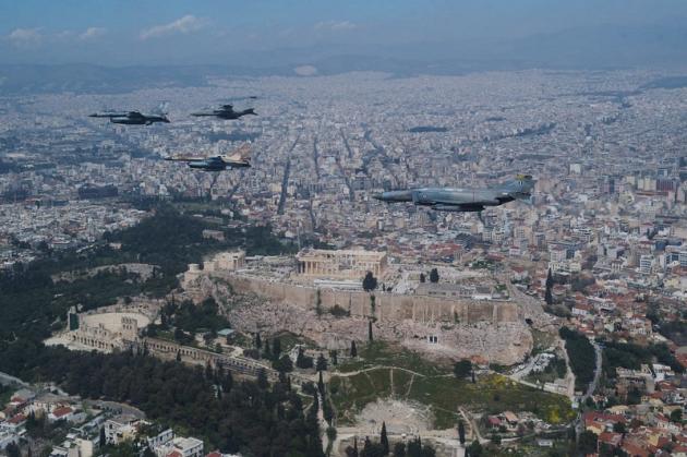 ΗΝΙΟΧΟΣ 2017: Νέες φωτογραφίες των μαχητικών που πέρασαν πάνω από την Αθήνα! [pics]