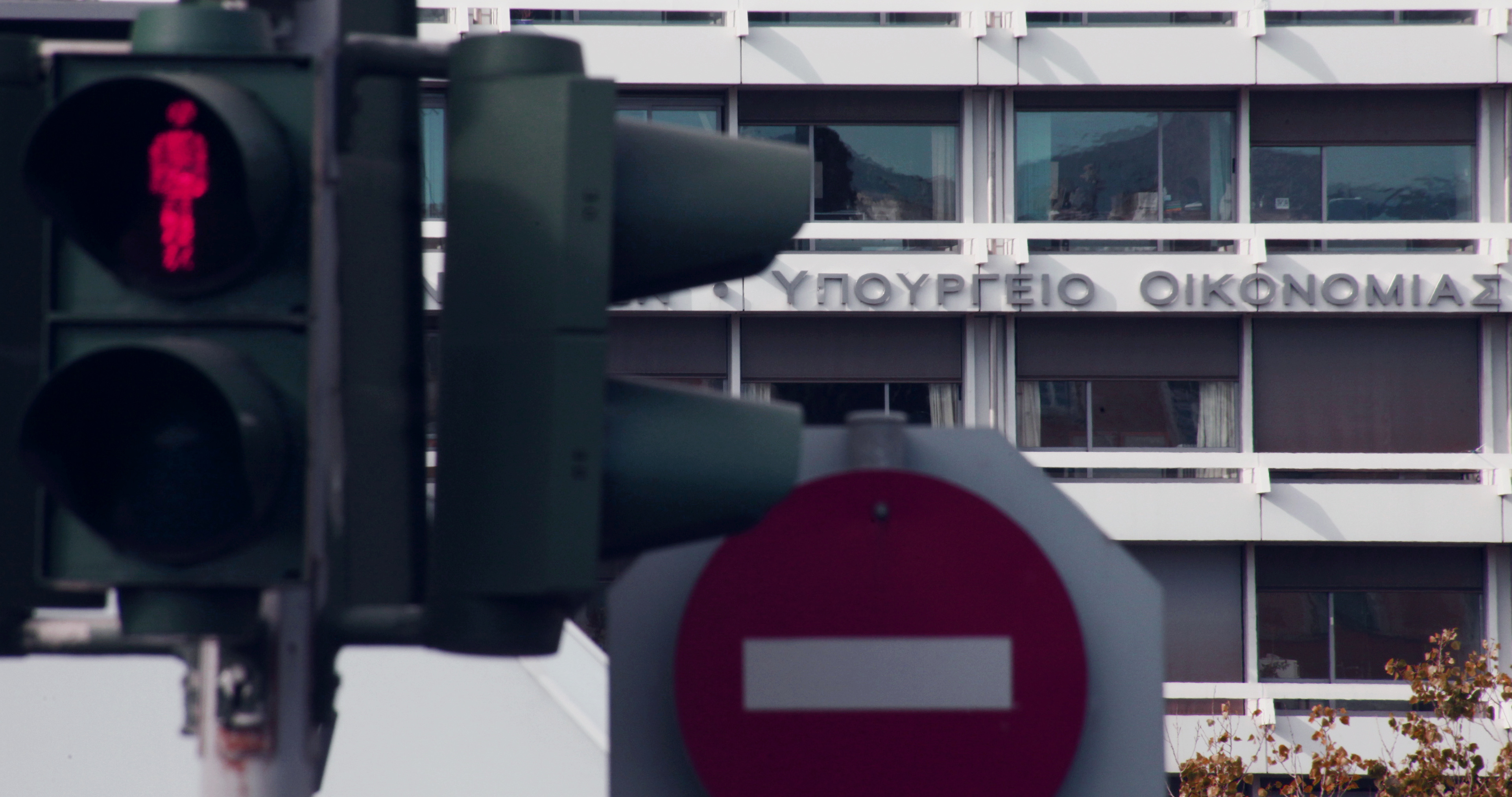 ΥΠΟΙΚ: Ψέματα ότι η τρόικα ζητά νέους όρους για να ελαφρύνουν το χρέος