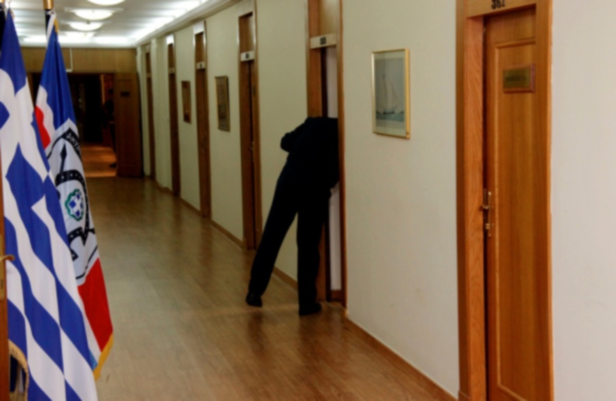 Γκρίνιες στο ΥΕΘΑ για τα μέτρα ασφαλείας στο διάδρομο του υπουργού