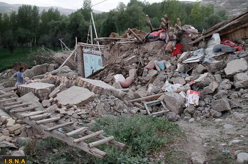 Μετρούν ακόμη θύματα στο Ιράν από τους φονικούς σεισμούς