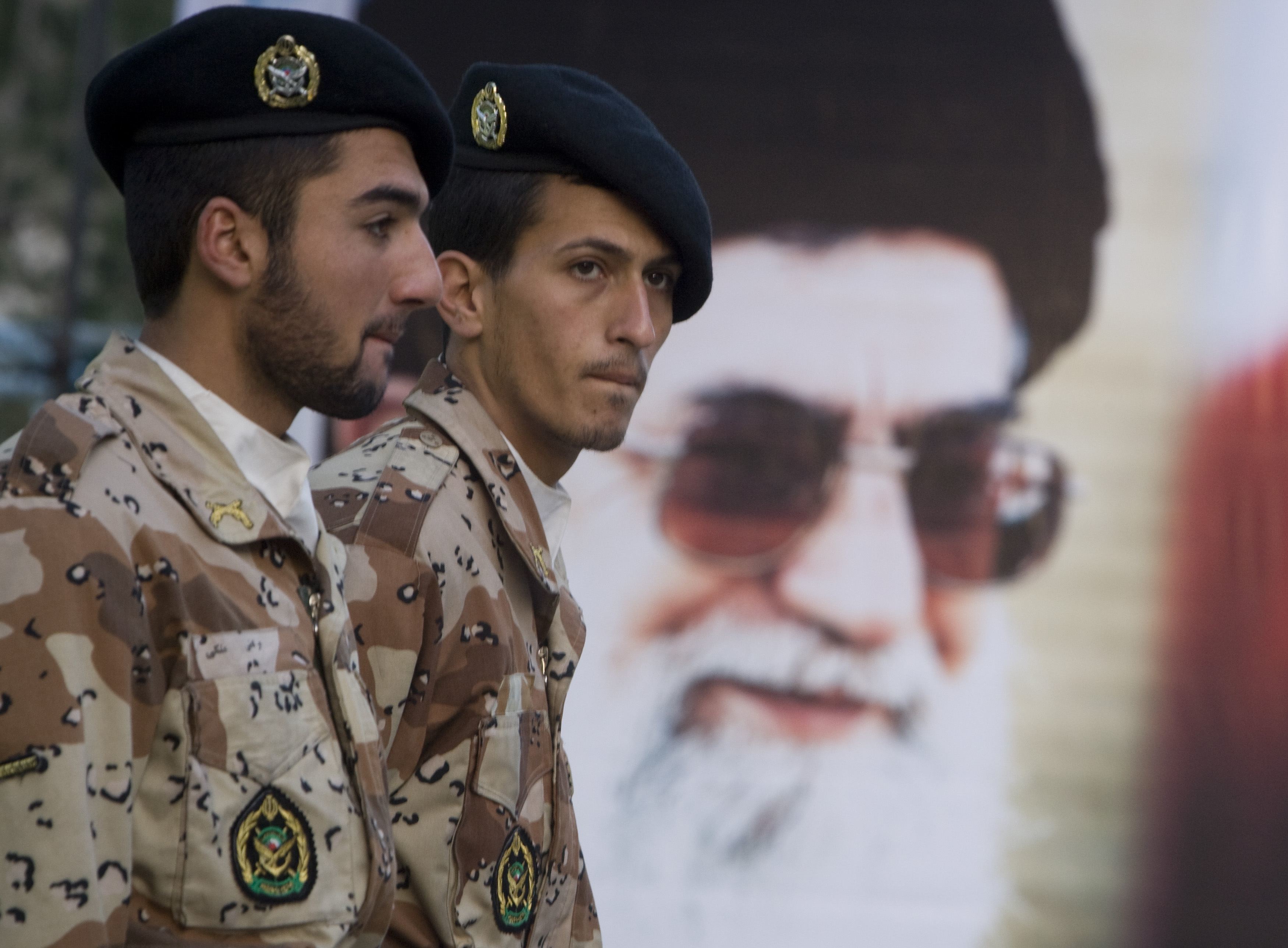 Ιρανοί στρατιώτες μπρόστα από πορτραίτο του θρησκευτικού ηγέτη τους. ΦΩΤΟ