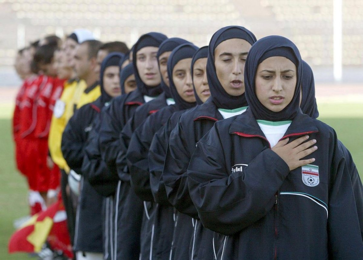 Απίστευτο “ντριμπλάρισμα”! 8 άντρες στην ομάδα ποδοσφαίρου γυναικών του Ιράν