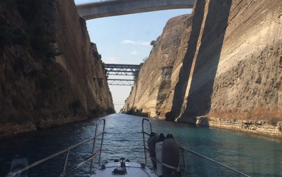 Παρουσιαστής ειδήσεων από τον Ισθμό στο Ιόνιο σε χρόνο ρεκόρ με το γρήγορο σκάφος του!