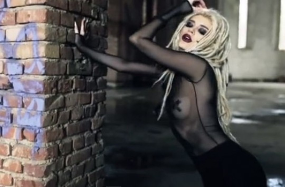 Ημίγυμνη τραγουδίστρια σε εκκλησία