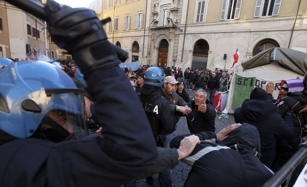 Συμπλοκές ψαράδων και αστυνομικών έξω από την ιταλική βουλή – BINTEO