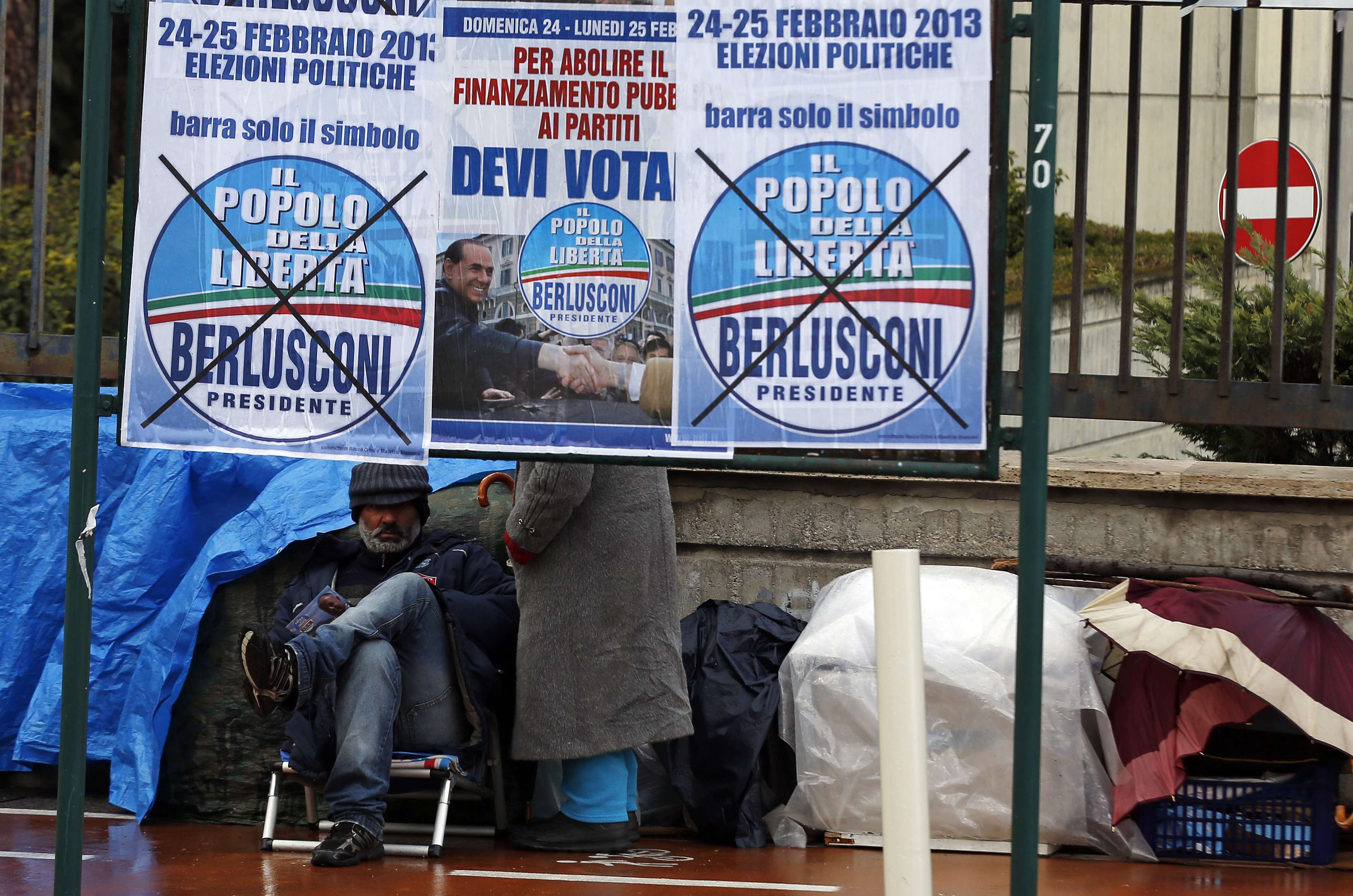 Στις κάλπες 47 εκ. Ιταλοί – “Έσπασε” την προεκλογική σιωπή ο Μπερλουσκόνι