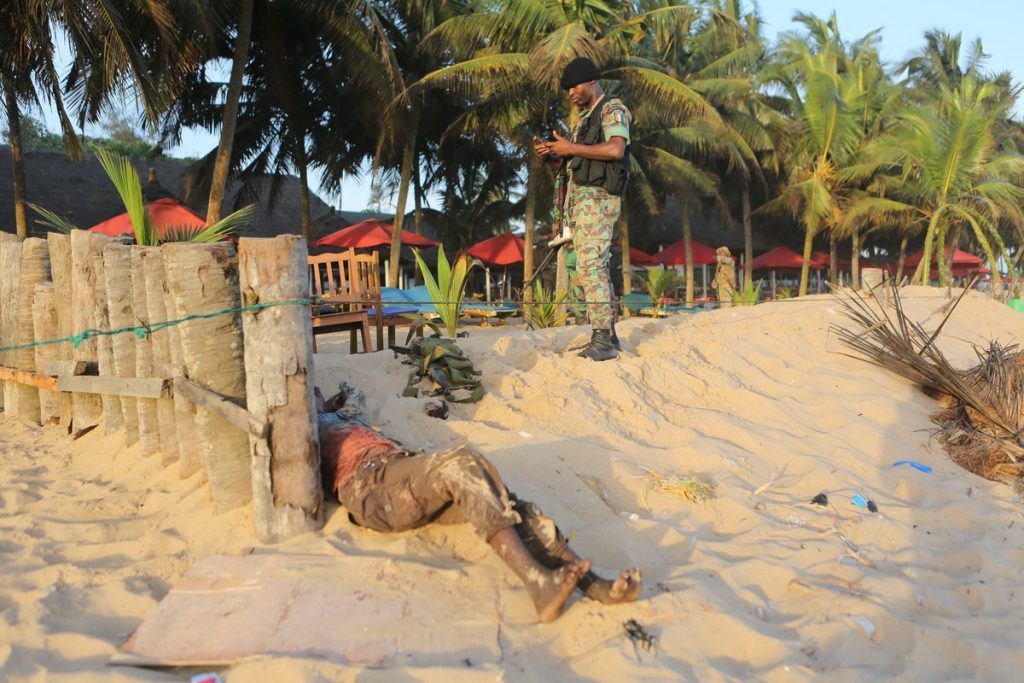 Λουτρό αίματος στην Ακτή Ελεφαντοστού – 16 οι νεκροί από επίθεση της Αλ Κάιντα