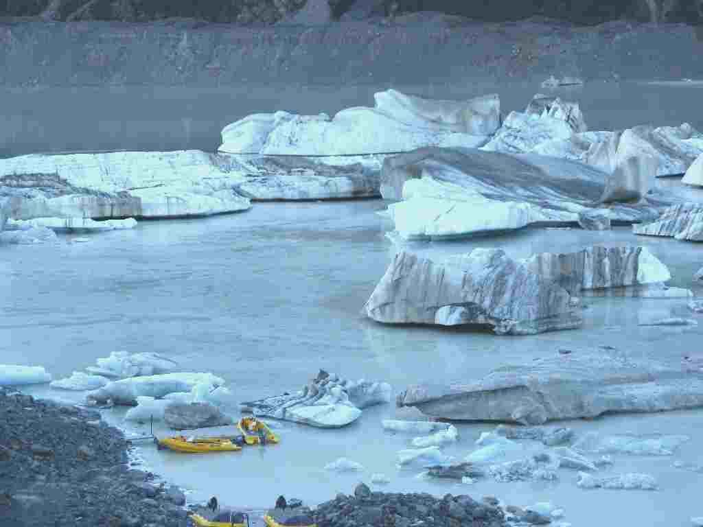 Αεροσκάφος συνετρίβη σε παγετώνα – Εννιά νεκροί