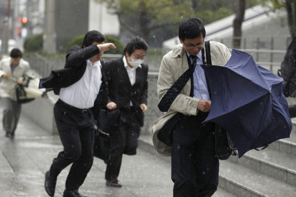 Τους πήρε και τους σήκωσε! Τυφώνας χτυπά την Ιαπωνία – φωτο