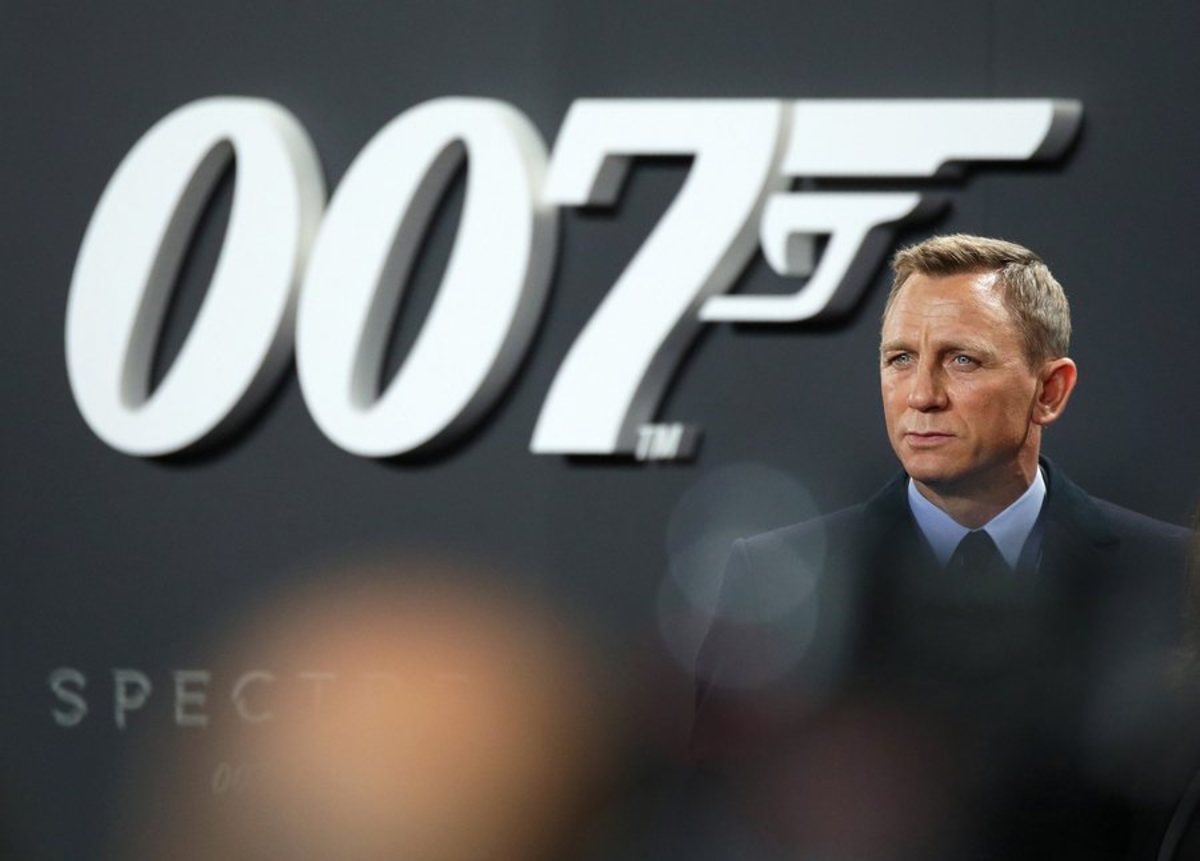 James Bond: Σφάζονται γυναίκες και εταιρείες στα πόδια του – Infographic