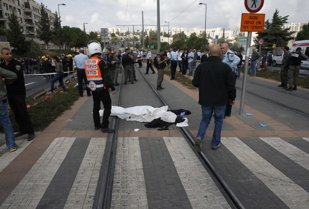 Έριξε το αυτοκίνητό του σε πεζούς και μετά βγήκε και τους χτυπούσε με λοστό