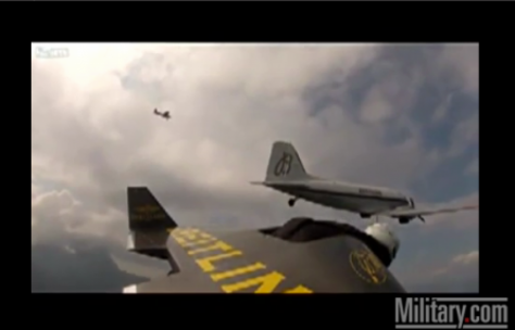 Ο “ιπτάμενος άνθρωπος”, πετά …σε σχηματισμό με αεροσκάφος! ΒΙΝΤΕΟ