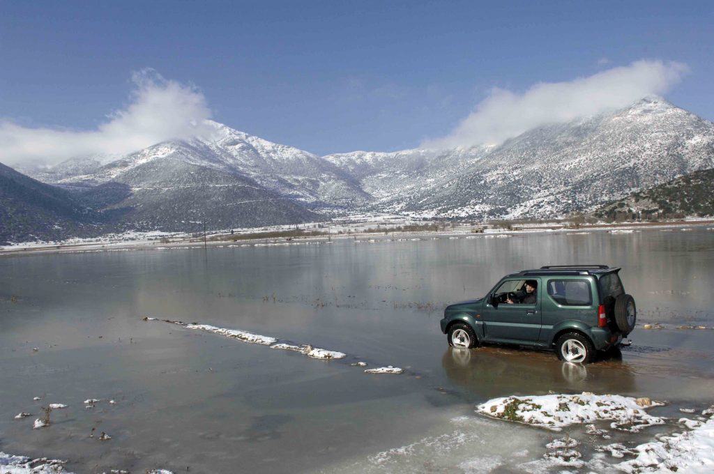 86χρονος… μπούκαρε με το τζιπ του σε τράπεζα!