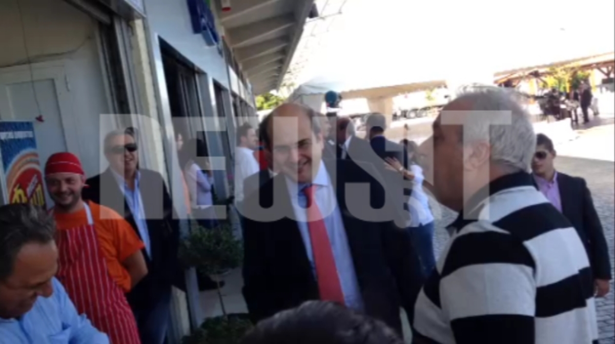 Κέρασμα στον υπουργό Χατζηδάκη