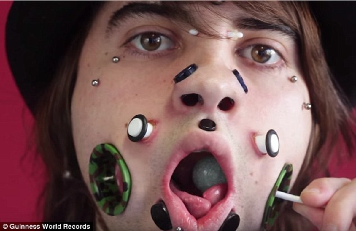 Έκανε το πρόσωπό του “σουρωτήρι” από τα πολλά piercing! (ΦΩΤΟ)
