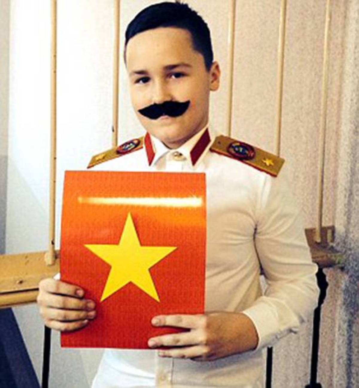 Μπέρδεψε τον ρόλο που του έδωσαν στο σχολείο – Αντί για Ιωσήφ από τη Ναζαρέτ ντύθηκε Στάλιν!