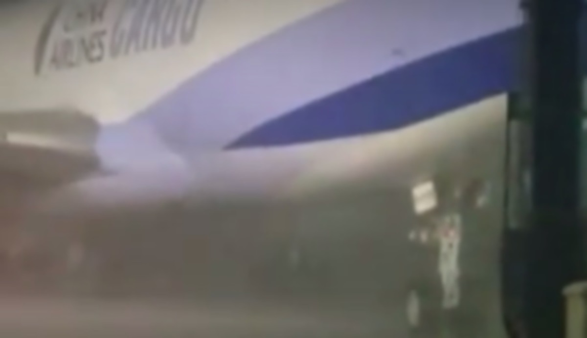 Συγκλονιστικό βίντεο! Τυφώνας σηκώνει στον αέρα αεροσκάφος τύπου Jumbo