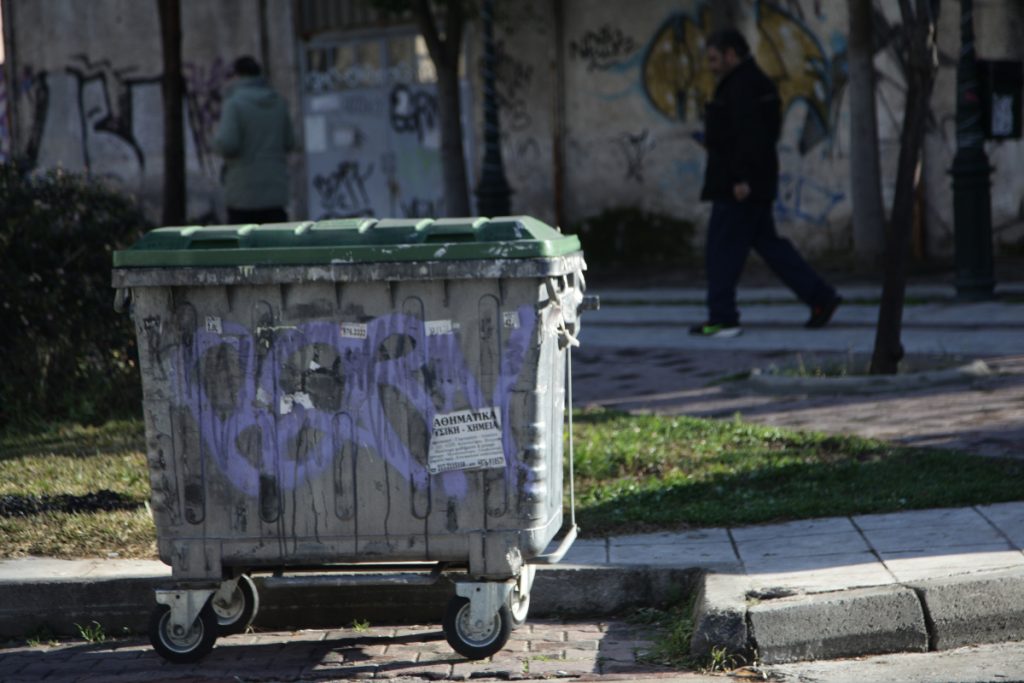 Ηράκλειο: Άνοιξαν το βιβλίο που βρήκαν στα σκουπίδια και έμειναν άφωνοι!