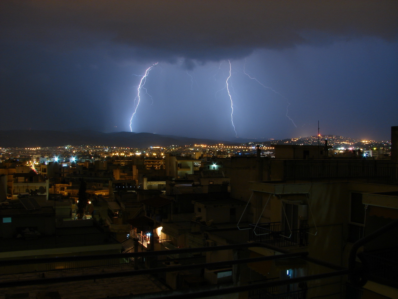 Χωρίς ρεύμα η Θεσσαλονίκη από την ισχυρή βροχόπτωση