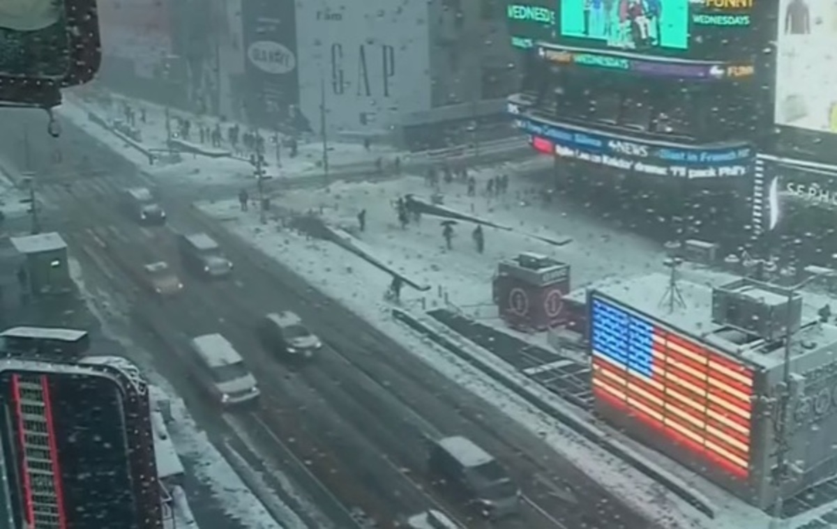 Κλειστό το αεροδρόμιο της Νέας Υόρκης λόγω χιονοθύελλας! [vids]