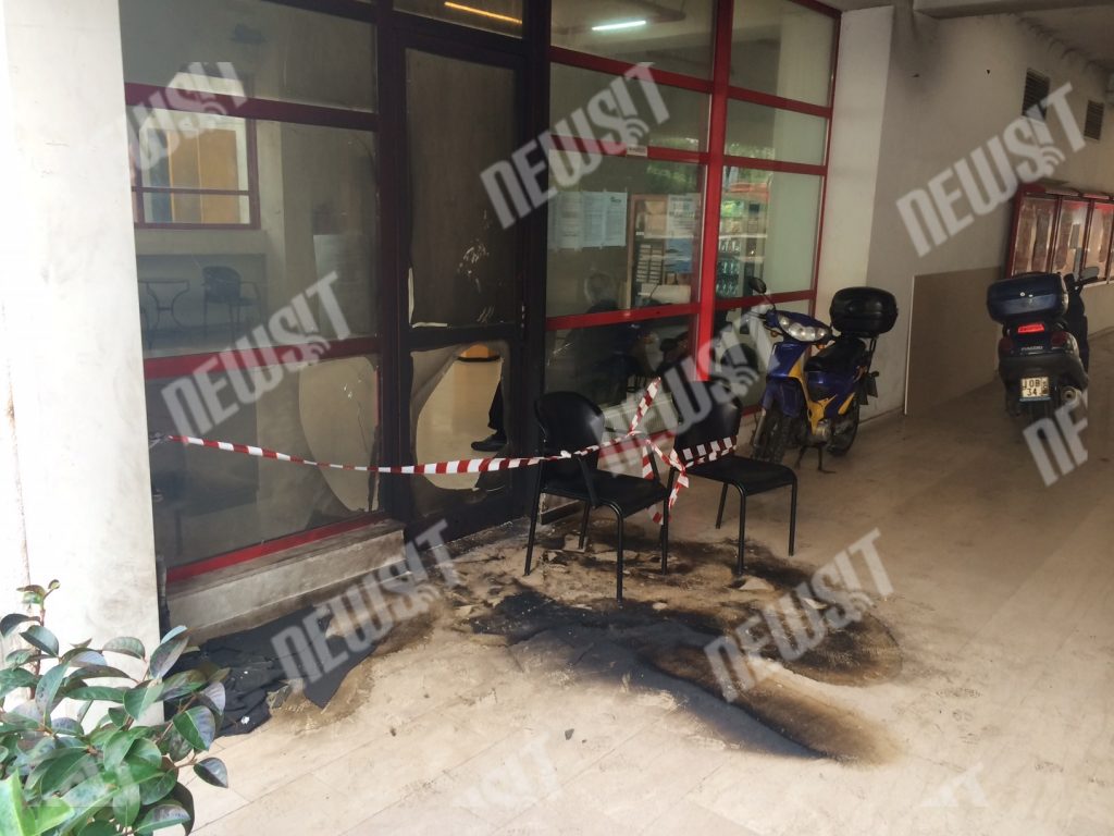 Προσπάθησαν να λαμπαδιάσουν με γκαζάκια το Δημαρχείο Καισαριανής – ΦΩΤΟ