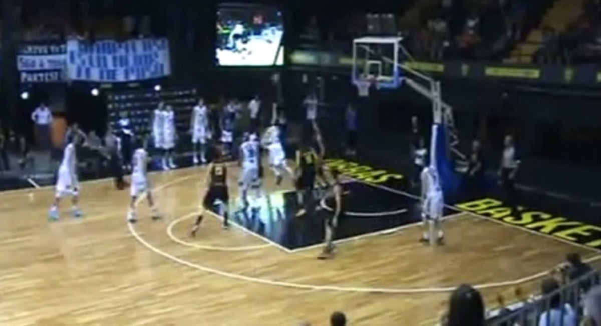 “Τρελό” buzzer beater με… πλάτη το καλάθι! (VIDEO)