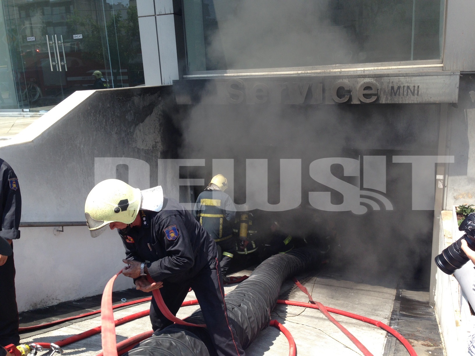 Πυροσβέστες προσπαθούν να εισέλθουν στο χώρο του υπογείου ΦΩΤΟ NEWSIT