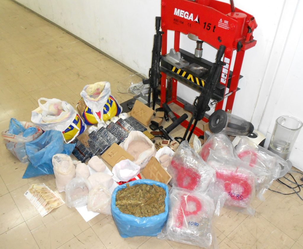 Όπλα και 18 κιλά ηρωίνης σε σπίτι στην Καλλιθέα