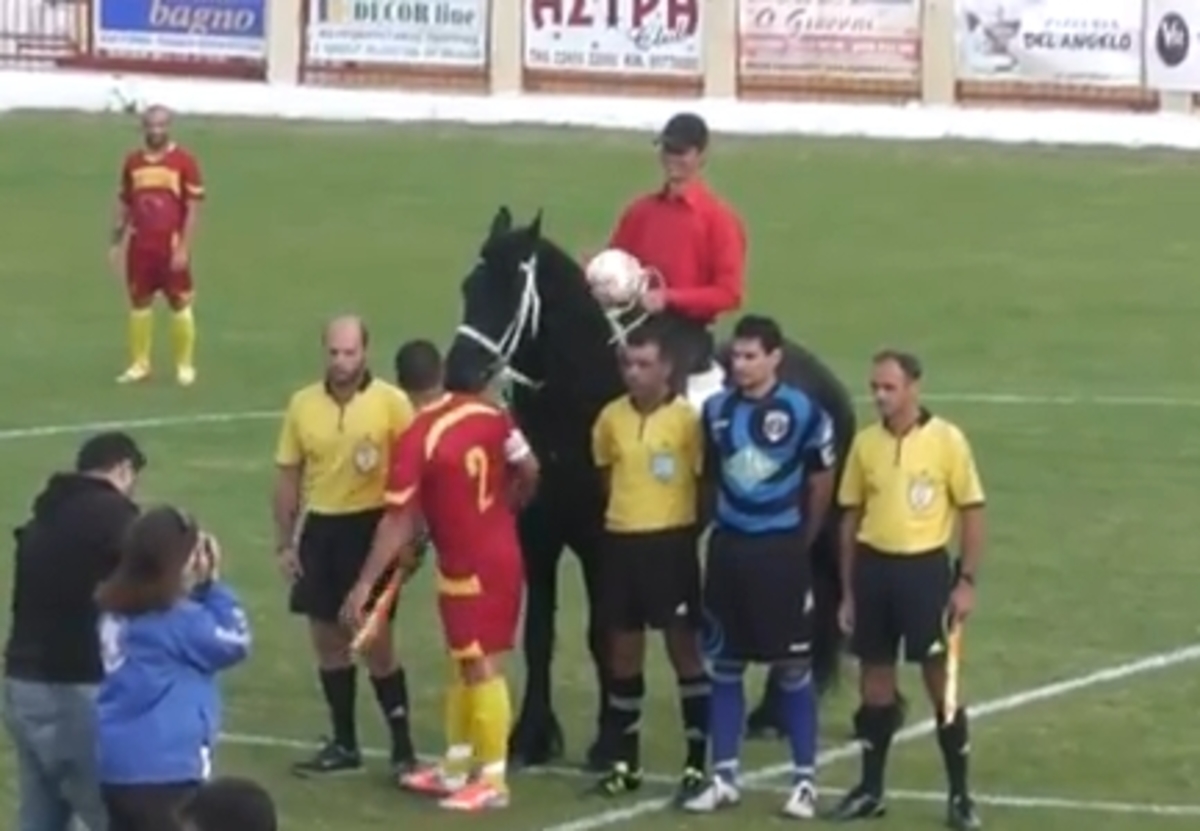 Μπήκε με άλογο στο γήπεδο επειδή η ομάδα…καλπάζει (VIDEO)