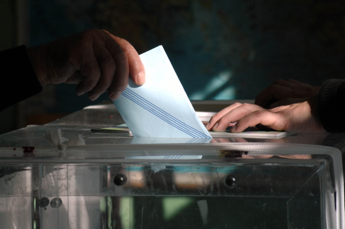 Με νέο εκλογικό νόμο θα γίνουν οι επικείμενες εκλογές – Πριμ 50 εδρών στο πρώτο κόμμα