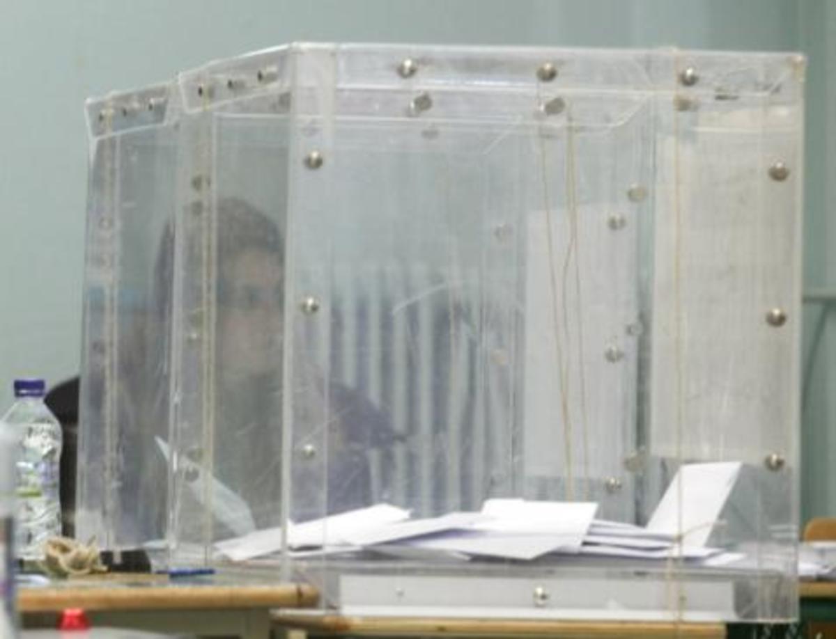 Οριακά πρώτος ο ΣΥΡΙΖΑ σε νέα δημοσκόπηση