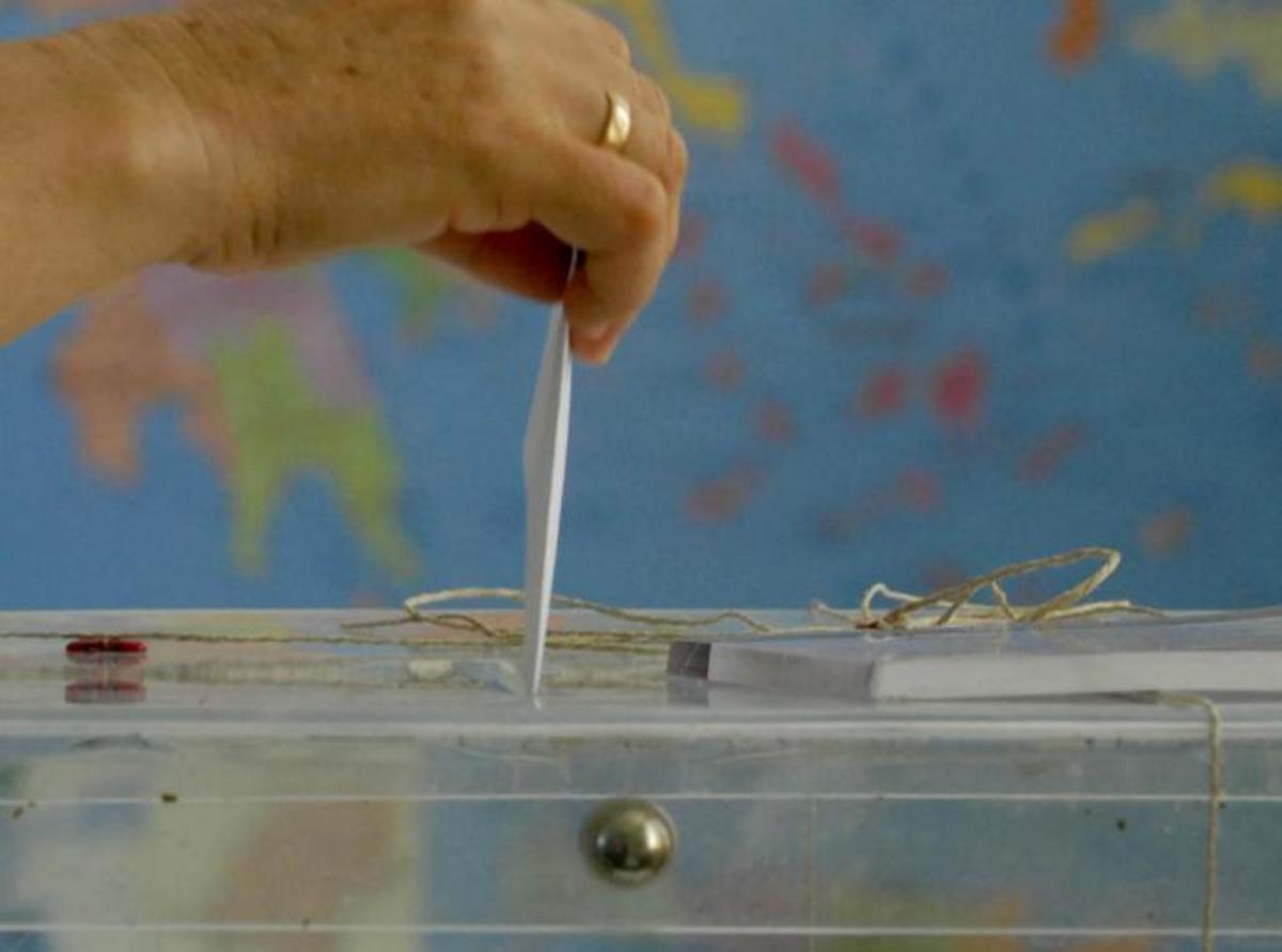 Οριακά πρώτη η ΝΔ σε νέα δημοσκόπηση
