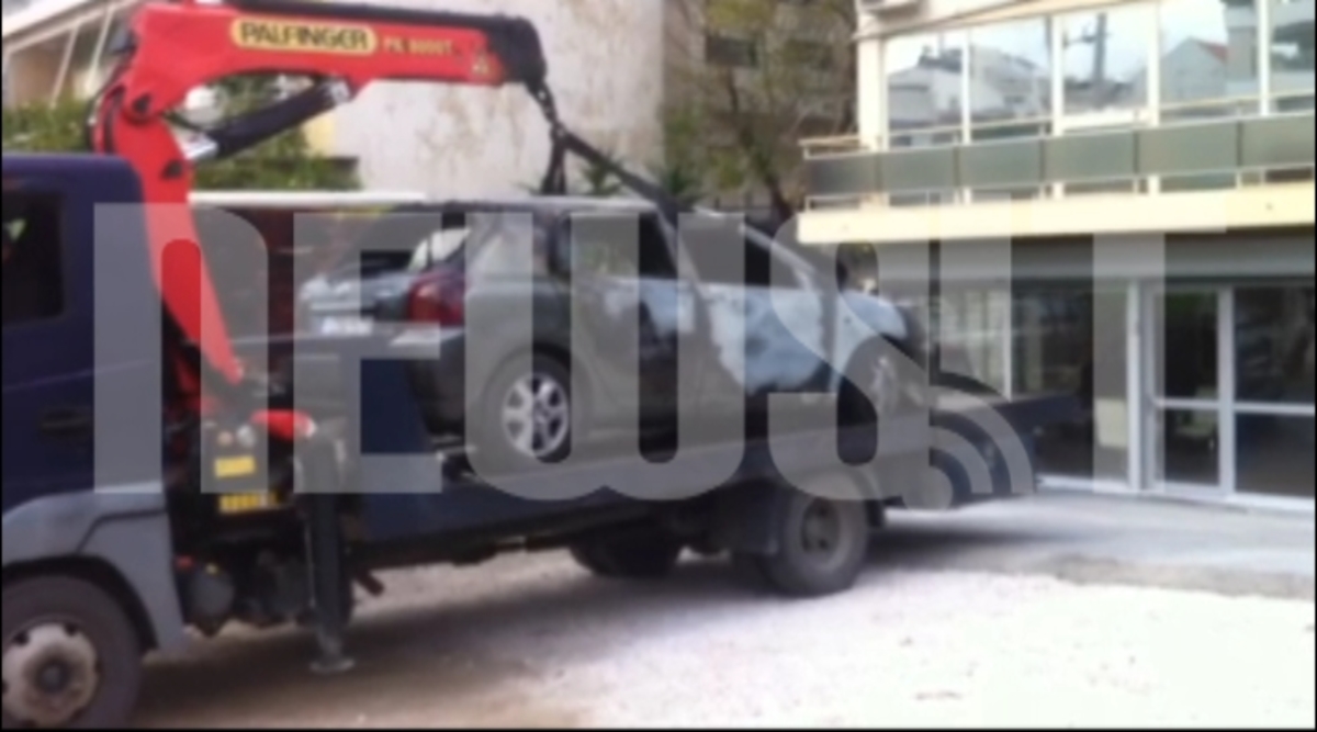 Φορτώνουν το καμμένο αυτοκίνητο
