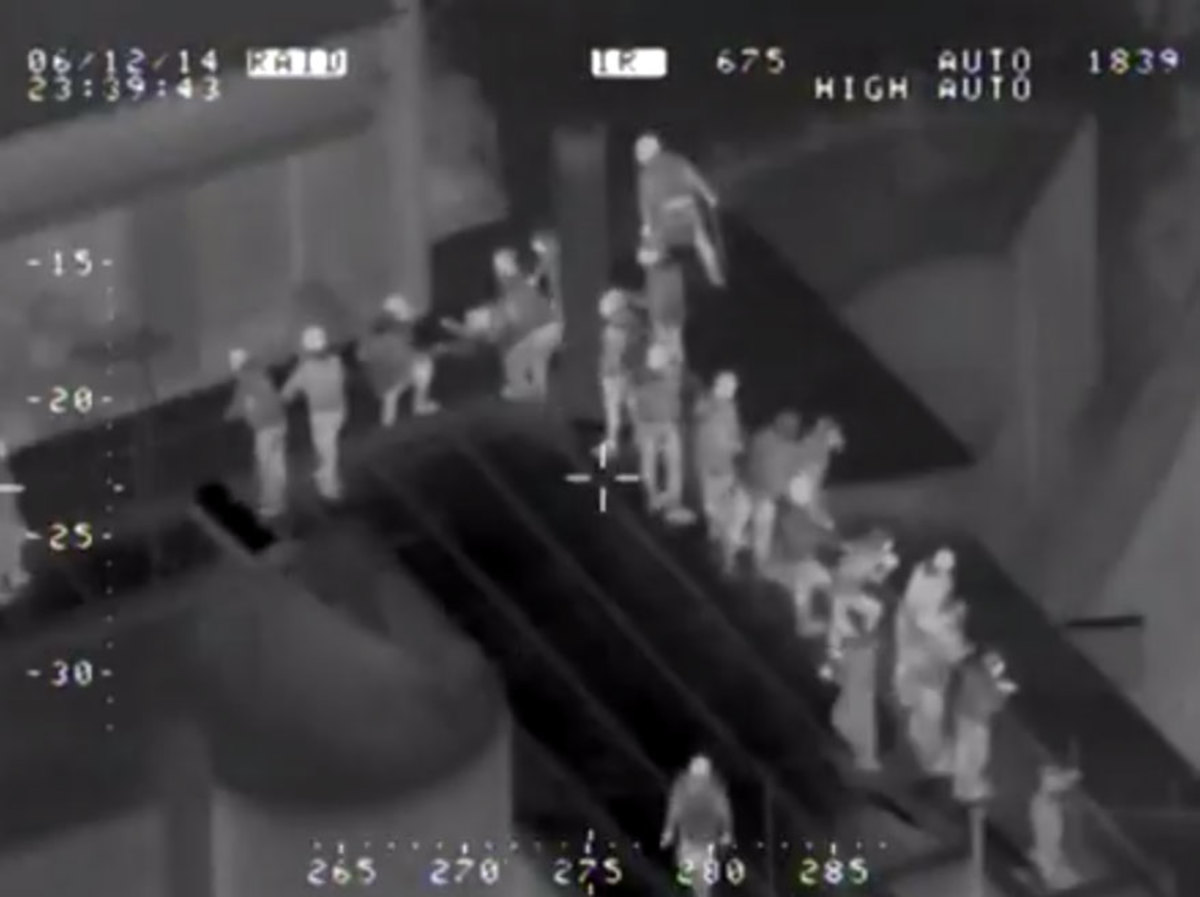 Βίντεο ντοκουμέντο από το ελικόπτερο της αστυνομίας στα επεισόδια στα Εξάρχεια! – Δείτε τους ταραξίες να πετούν μολότωφ από τις ταράτσες!