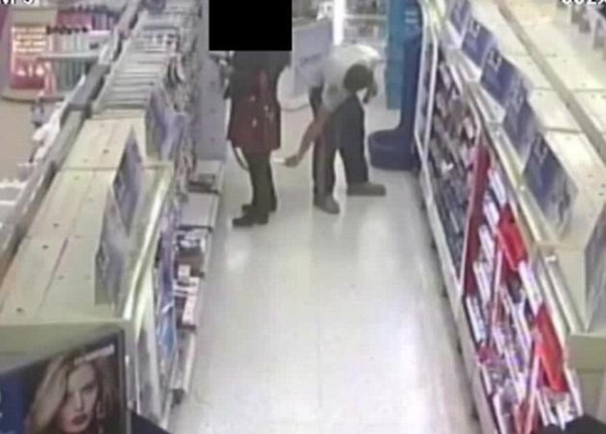 Απίστευτο Βίντεο! Ηδονοβλεψίας πιάστηκε να φωτογραφίζει κάτω από τη φούστα γυναίκας σε μαγαζί!